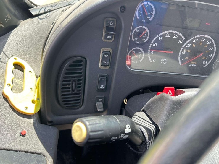 2008-freightliner-b2-image-14