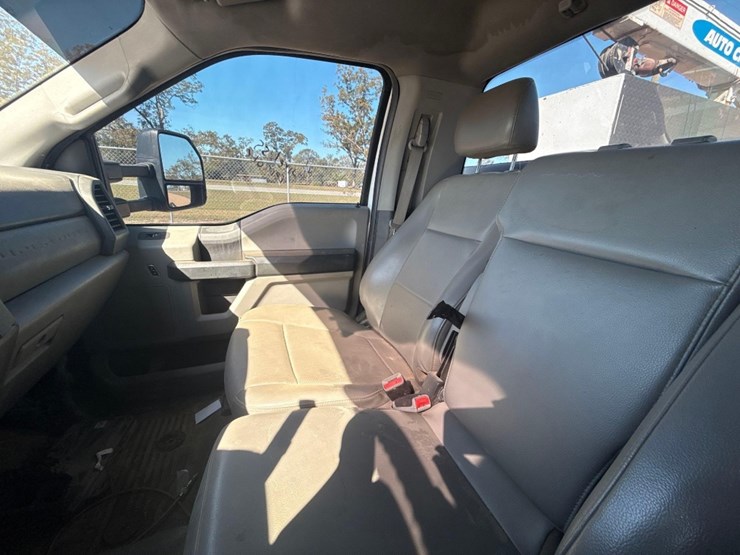 2017-ford-f550-xl-image-35