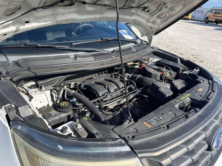 2016-ford-explorer-image-8