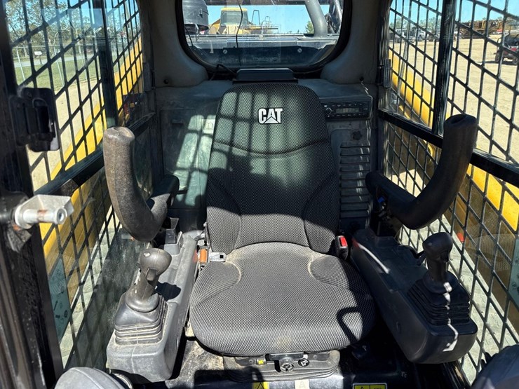 2022-caterpillar-299d3-image-24