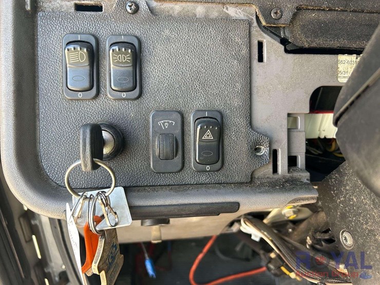 2014-peterbilt-384-image-24