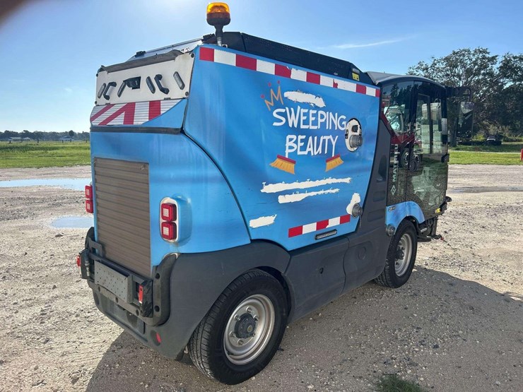 2020-mathieu-mc210-azura-flex-street-sweeper-image-3