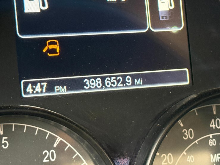 2019-peterbilt-567-image-17