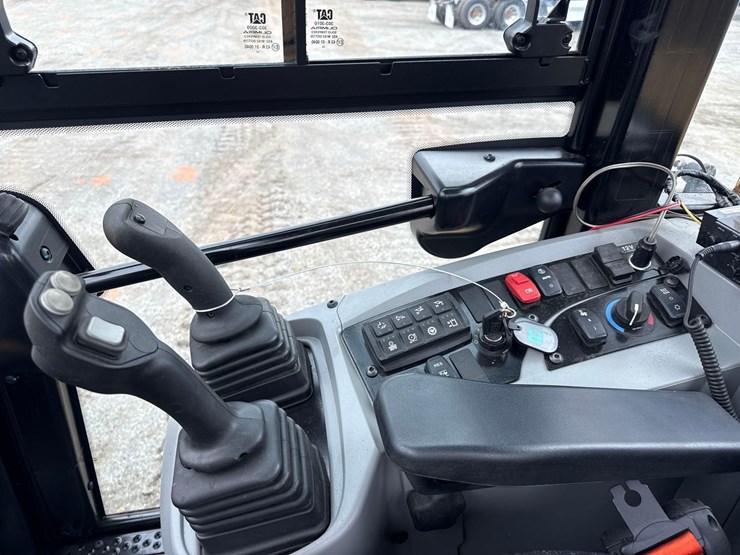 2023-caterpillar-910-image-12