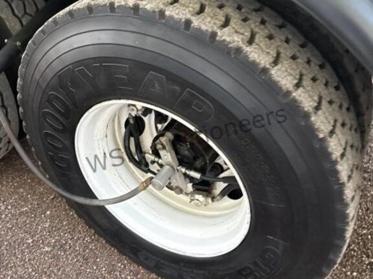 2012-freightliner-m2-106-image-15