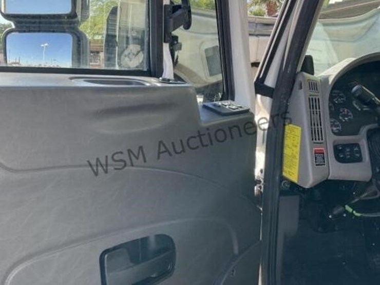 2015-international-7400-image-32