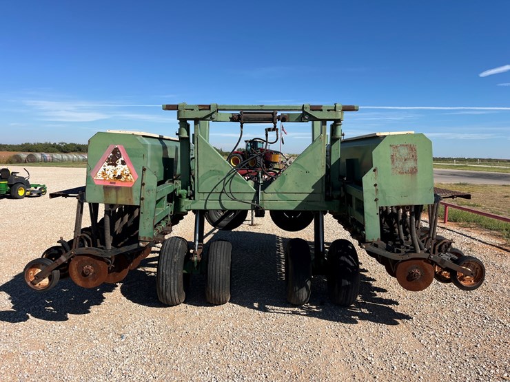 #t8082-•-great-plains-ss-24-grain-drill-image-12