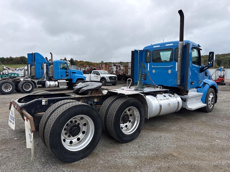 2018-peterbilt-579-image-3