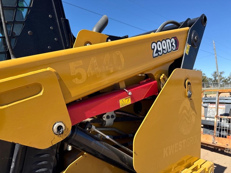 2022-caterpillar-299d3-image-23