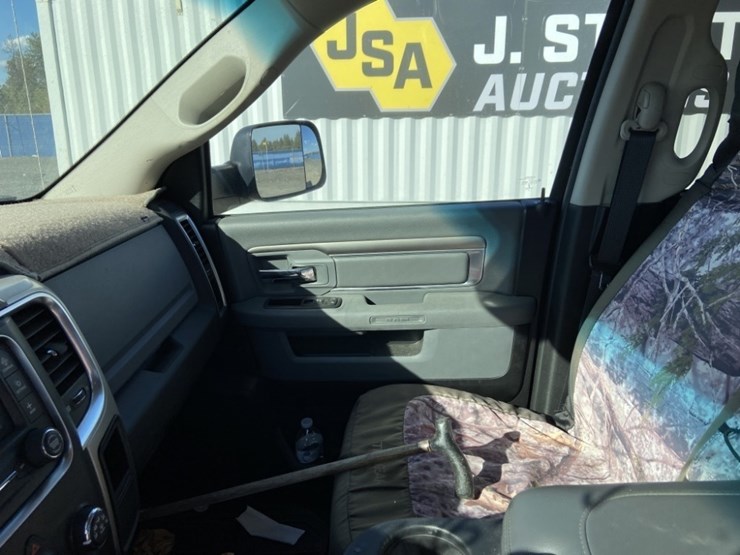 2015-dodge-ram-crew-cab-4wd-pickup-image-12