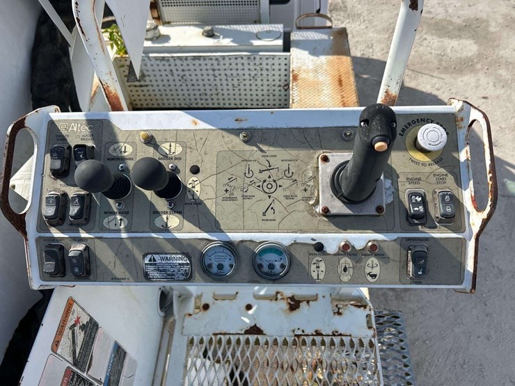 2007-gmc-c8500-altec-dm47-47ft-digger-derrick-truck-image-28