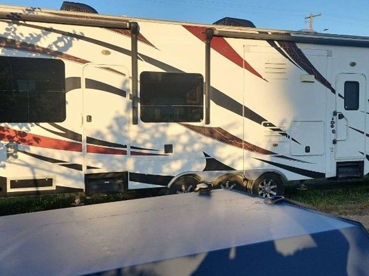 2013-dutchman-voltage-toy-hauler-40-foot.-image-12