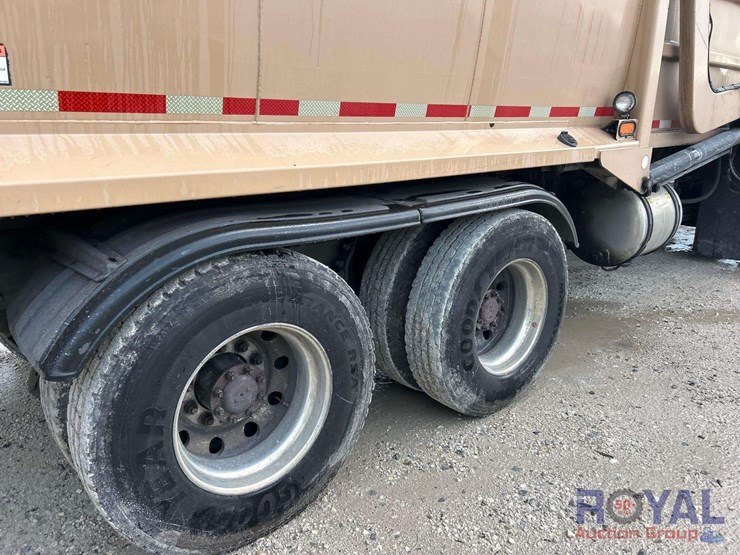 2016-peterbilt-320-image-22