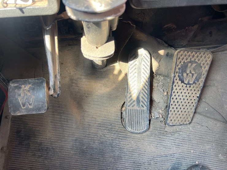 kenworth-t/a-day-cab-road-tractor-image-31