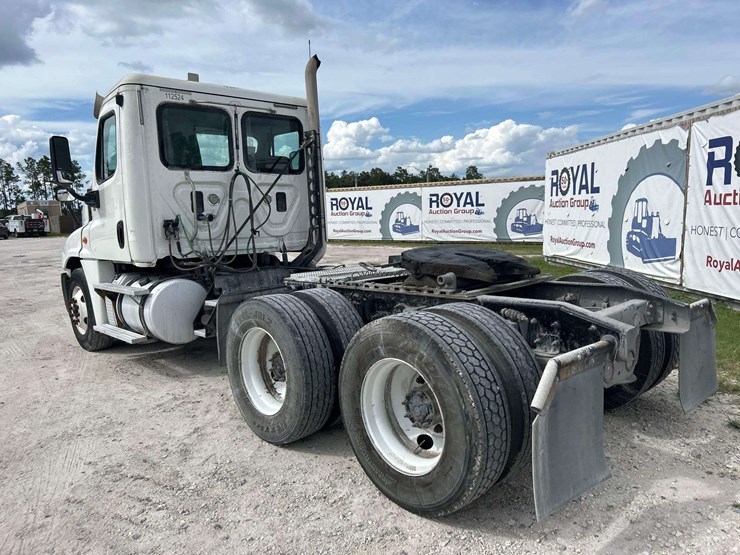 2015-freightliner-cascadia-125-image-4