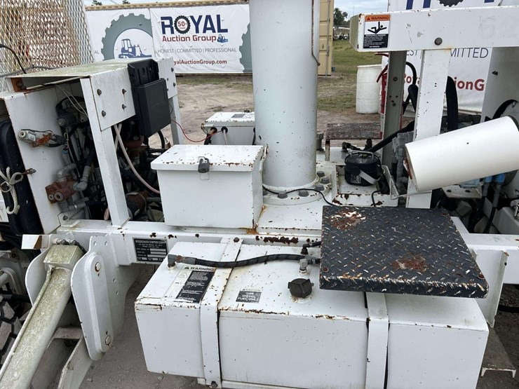 woodchuck-altec-at37g-37ft-insulated-rover-bucket-lift-image-9