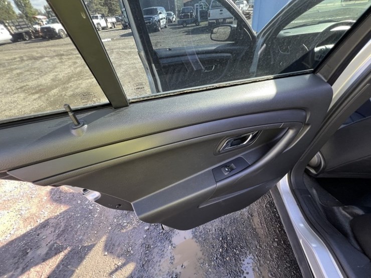 2017-ford-taurus-sedan-image-23