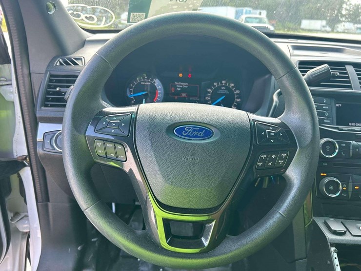 2016-ford-explorer-image-13