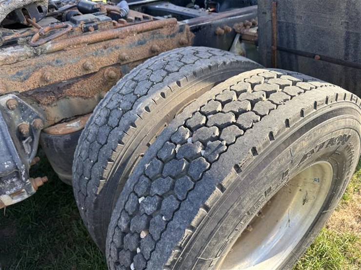 2005-peterbilt-387-image-48