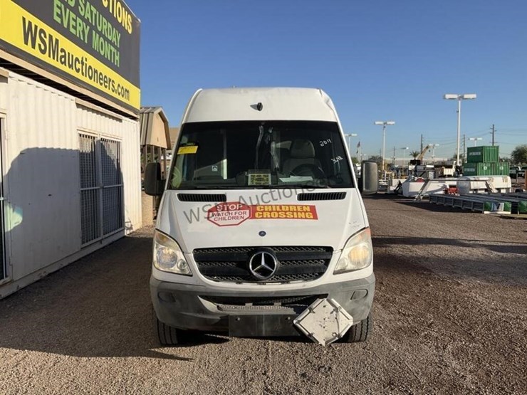 2011-mercedes-benz-sprinter-catering-van-image-3