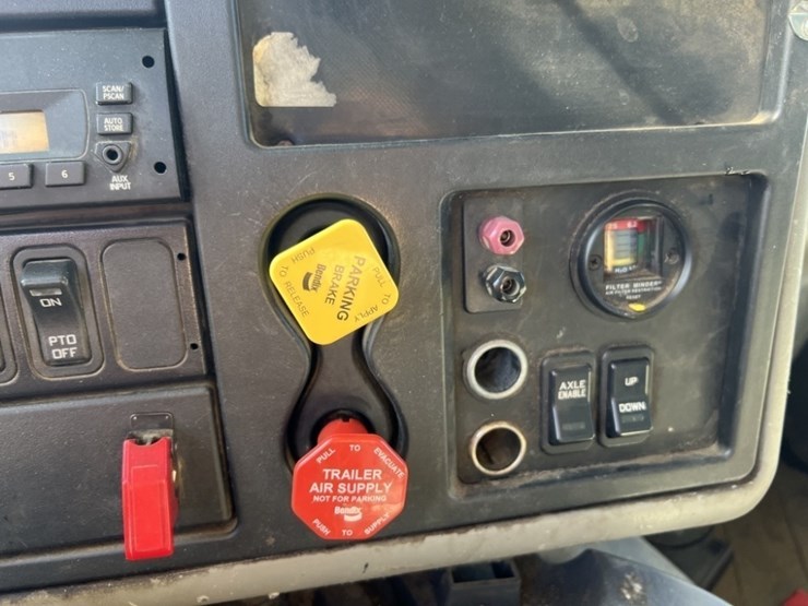 2009-international-7600-image-44