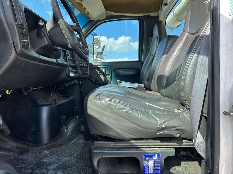 2007-gmc-c8500-altec-dm47-47ft-digger-derrick-truck-image-10