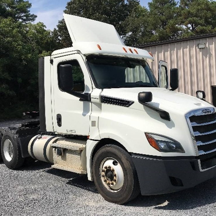 FREIGHTLINER CASCADIA 126