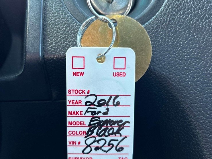 2016-ford-explorer-image-30