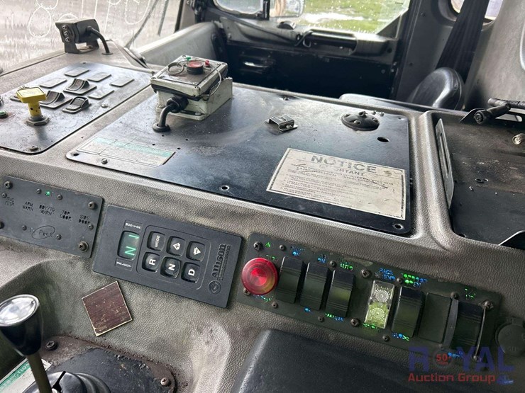 2016-peterbilt-320-image-16