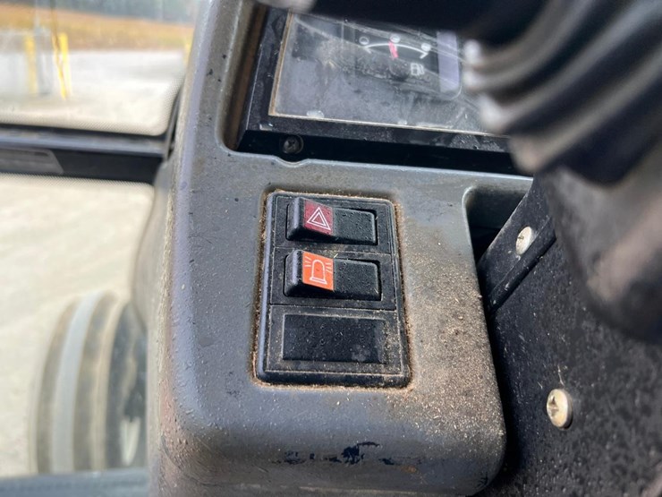 new-holland-tm150-image-27