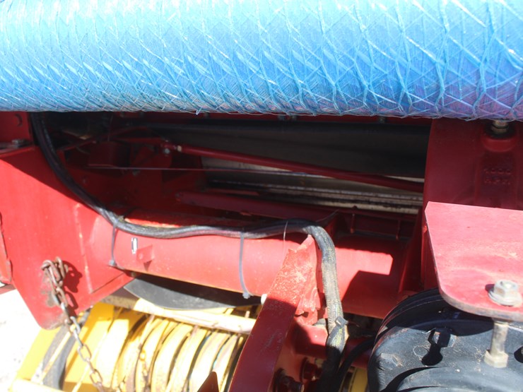 new-holland-br780-image-5