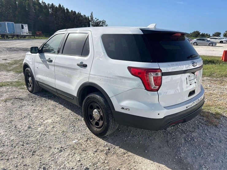 2016-ford-explorer-image-4