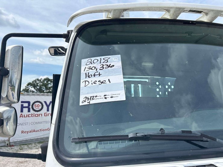 2018-freightliner-m2-106-lay-flat-roll-back-truck-image-30