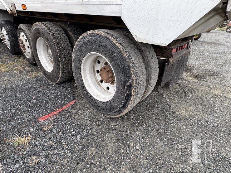 2015-peterbilt-567-image-18