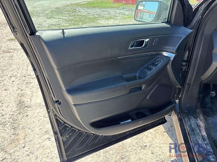 2015-ford-explorer-image-11