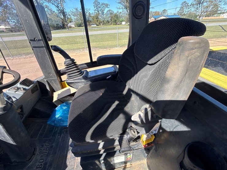 2017-bomag-bw211-image-17