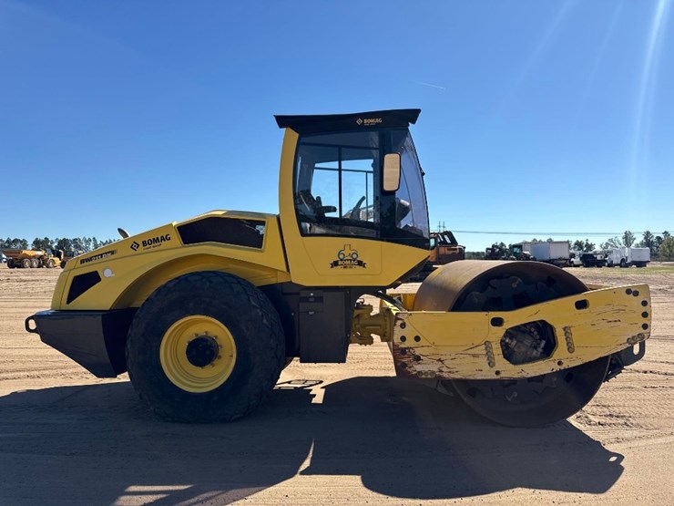 2017-bomag-bw211-image-5