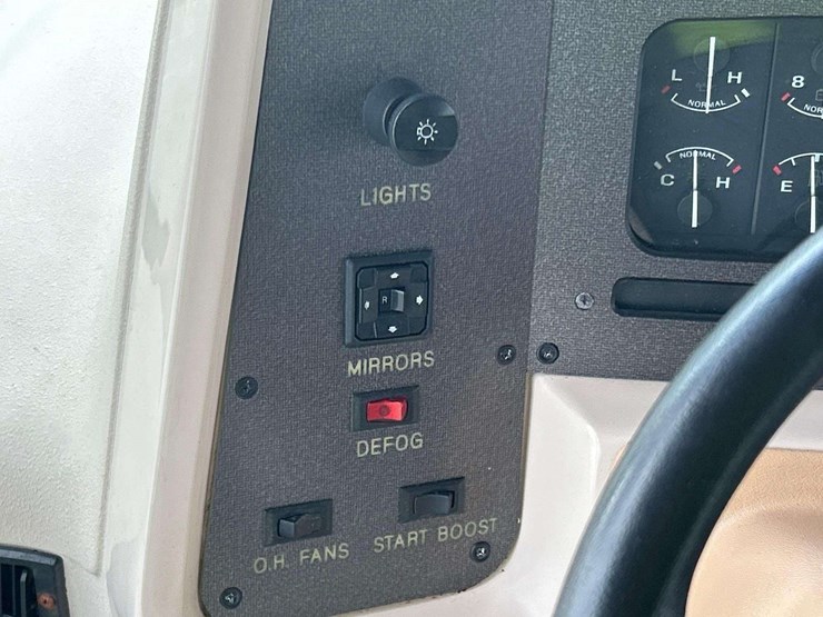 1998-national-rv-tropi-cal-t/a-35ft-class-a-motorhome-image-28