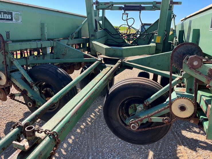 #t8082-•-great-plains-ss-24-grain-drill-image-2
