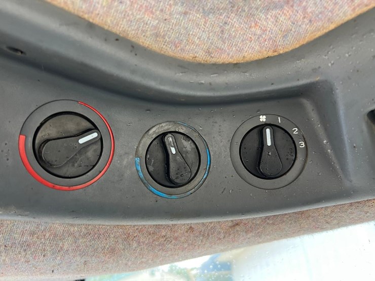 new-holland-tm150-image-36