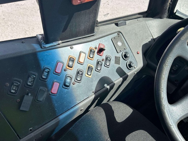 2007-freightliner-b2-image-13