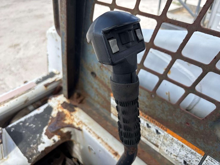 2002-bobcat-763-high-flow-compact-wheel-loader-skid-steer-image-16