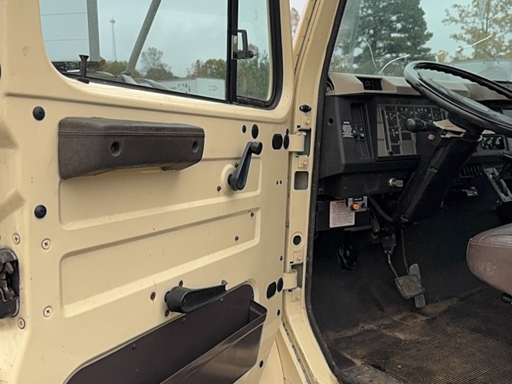 2001-international-4700-image-14