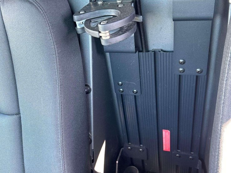 2016-ford-explorer-image-19