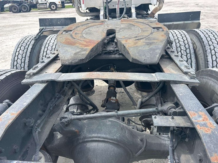 2015-freightliner-122sd-image-18