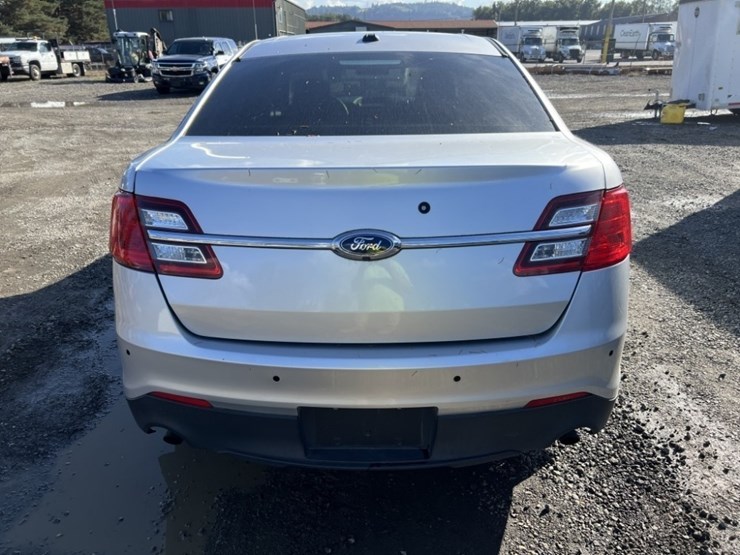 2017-ford-taurus-sedan-image-5