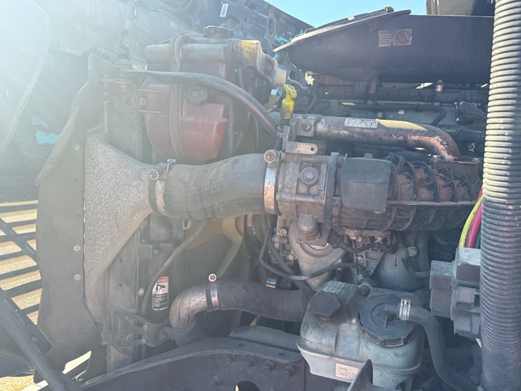 2015-freightliner-cascadia-113-image-52