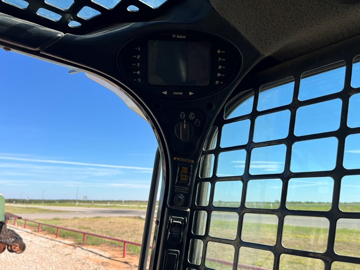 2015-bobcat-t870-image-17