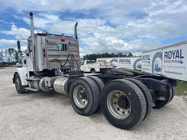 2015-freightliner-122sd-image-4