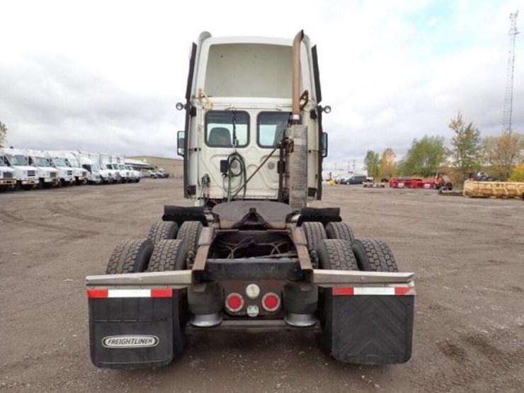 2010-freightliner-cascadia-t/a-hiway-tractor---day-image-6